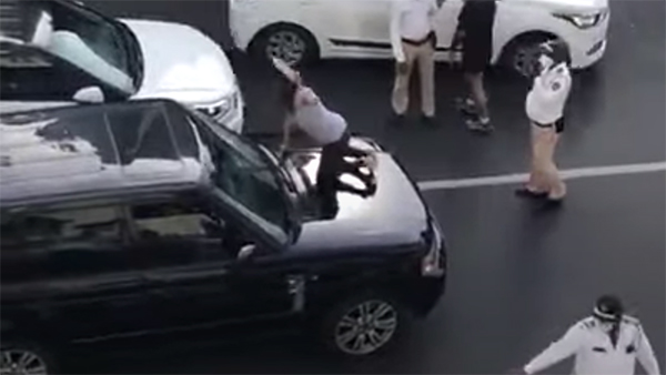 நடுரோட்ல பஞ்சாயத்து... கணவரின் கார் மீது ஏறி சண்டை போட்ட மனைவி... காரணத்தை கேட்டு சிரிக்க கூடாது...