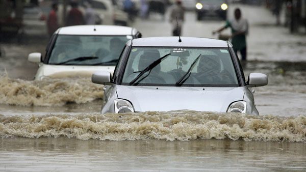 வெள்ள நீரில் தத்தளித்த மக்கள்! உதவி கரம் நீட்டியவருக்கு காவல்துறை விநோத பரிசு... போங்கு நடவடிக்கையால் சலசலப்பு!