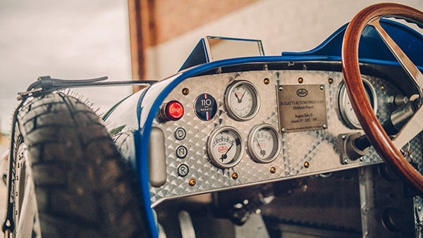 புகாட்டியின் குழந்தைகளுக்கான எலக்ட்ரிக் கார்... விலையை கேட்டால் மயக்கமே வந்துவிடும்...