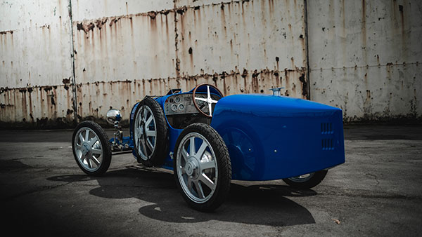 புகாட்டியின் குழந்தைகளுக்கான எலக்ட்ரிக் கார்... விலையை கேட்டால் மயக்கமே வந்துவிடும்...