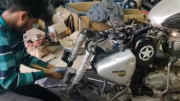 ஹார்லி டேவிட்சன் பைக் போன்று இருக்கிறதா? ஆனால் அதுதான் இல்லை, இது ராயல் என்பீல்டு கிளாசிக்350