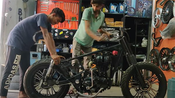 ஹார்லி டேவிட்சன் பைக் போன்று இருக்கிறதா? ஆனால் அதுதான் இல்லை, இது ராயல் என்பீல்டு கிளாசிக்350