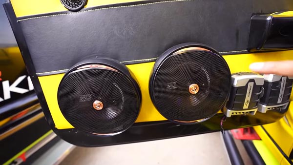 இசைக்கு ஏற்ப டான்ஸ் ஆடும் மஹிந்திரா தார்... இந்த வீடியோவை மிஸ் பண்ணிடாதீங்க, வருத்தப்படுவீங்க...