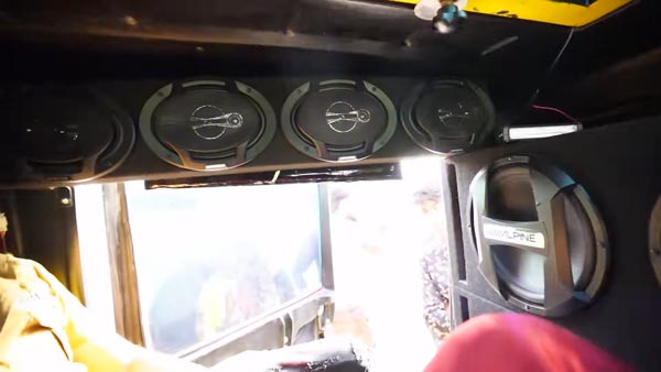 இசைக்கு ஏற்ப டான்ஸ் ஆடும் மஹிந்திரா தார்... இந்த வீடியோவை மிஸ் பண்ணிடாதீங்க, வருத்தப்படுவீங்க...