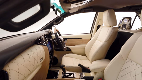 காரால் உல்லாச கப்பலை வீழ்த்த முடியுமா... முடியும்! இதோ சான்று... சாலையில் மிதக்கும் கப்பலாக உருமாறிய ஃபார்ச்சூனர்!