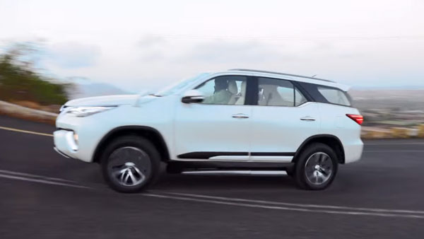 காரால் உல்லாச கப்பலை வீழ்த்த முடியுமா... முடியும்! இதோ சான்று... சாலையில் மிதக்கும் கப்பலாக உருமாறிய ஃபார்ச்சூனர்!