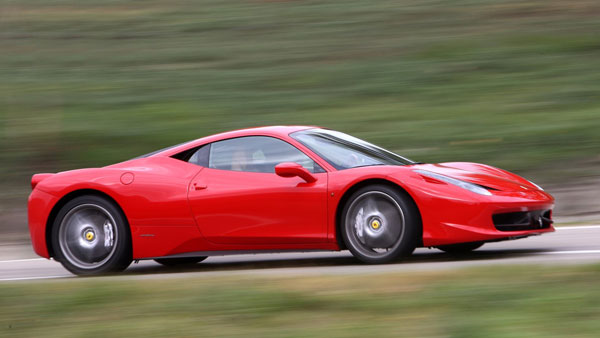 செலவே இல்லாமல் ரூ. 5 கோடி ஃபெர்ராரி காரை சுருட்ட திட்டம்... இதற்கு அவங்க போட்ட பிளான்தான் செம்ம ஹைலைட்...