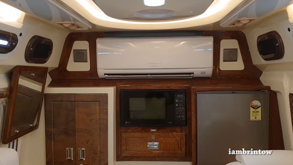 சொகுசு விமானத்தை விஞ்சும் பேரழகு... தமிழருக்காக உருமாறிய ஃபோர்ஸ் டிராவல்லர்... இத ரசிக்க 2 கண்கள் போதாது!