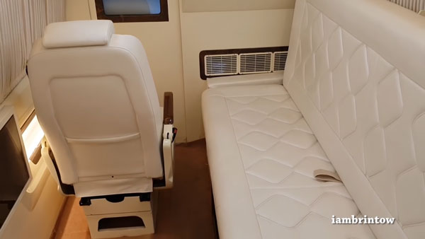 சொகுசு விமானத்தை விஞ்சும் பேரழகு... தமிழருக்காக உருமாறிய ஃபோர்ஸ் டிராவல்லர்... இத ரசிக்க 2 கண்கள் போதாது!