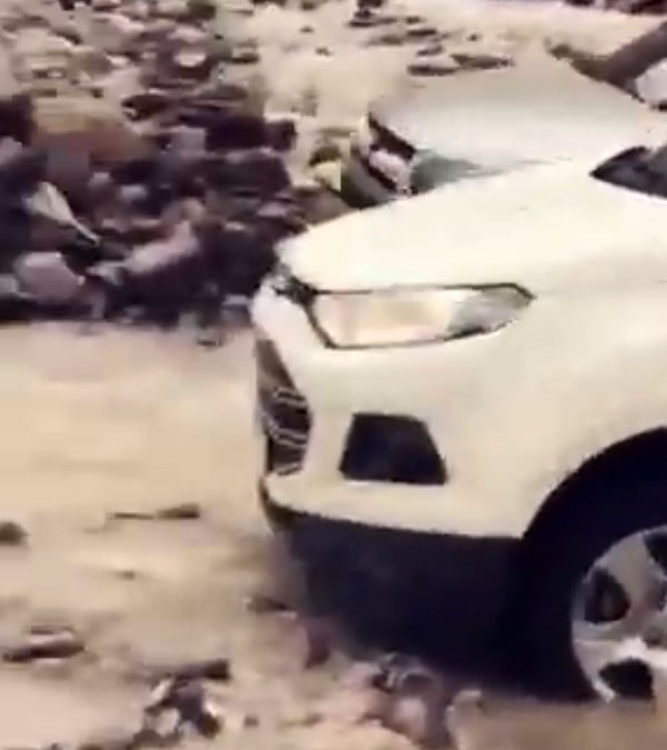 இவ்ளோ சிக்கலானா பகுதியா லடாக்! வெளியேற முடியாமல் திணறிய ஃபோர்டு ஈகோஸ்போர்ட்! ராணுவ வீரர்கள் கிரேட்!