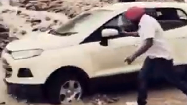 இவ்ளோ சிக்கலானா பகுதியா லடாக்! வெளியேற முடியாமல் திணறிய ஃபோர்டு ஈகோஸ்போர்ட்! ராணுவ வீரர்கள் கிரேட்!