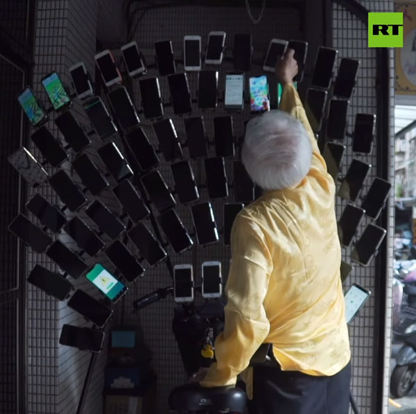 ஒத்த கேமிற்காக 64 செல்போன்களை வாங்கிய தாய்வான் தாத்தா... இது சைக்கிளா இல்ல ஸ்மார்ட்போன் ஸ்டாண்டா?