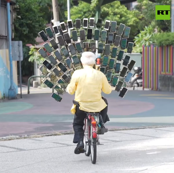 ஒத்த கேமிற்காக 64 செல்போன்களை வாங்கிய தாய்வான் தாத்தா... இது சைக்கிளா இல்ல ஸ்மார்ட்போன் ஸ்டாண்டா?