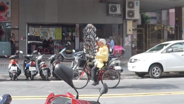 ஒத்த கேமிற்காக 64 செல்போன்களை வாங்கிய தாய்வான் தாத்தா... இது சைக்கிளா இல்ல ஸ்மார்ட்போன் ஸ்டாண்டா?