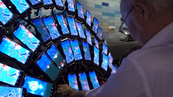 ஒத்த கேமிற்காக 64 செல்போன்களை வாங்கிய தாய்வான் தாத்தா... இது சைக்கிளா இல்ல ஸ்மார்ட்போன் ஸ்டாண்டா?