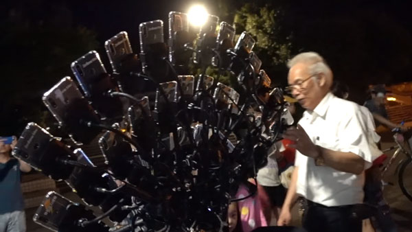 ஒத்த கேமிற்காக 64 செல்போன்களை வாங்கிய தாய்வான் தாத்தா... இது சைக்கிளா இல்ல ஸ்மார்ட்போன் ஸ்டாண்டா?