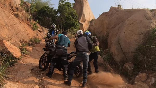 திணறிய கேடிஎம்... அசால்ட் செய்த ஹீரோ... எப்பவுமே நம்ம ஹீரோ தாங்க பெஸ்ட்... இதோ வீடியோ!