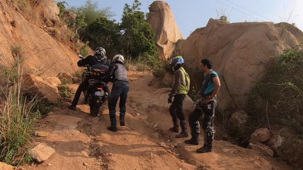 திணறிய கேடிஎம்... அசால்ட் செய்த ஹீரோ... எப்பவுமே நம்ம ஹீரோ தாங்க பெஸ்ட்... இதோ வீடியோ!