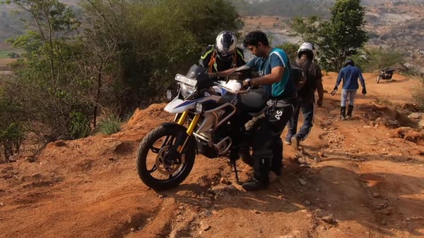 திணறிய கேடிஎம்... அசால்ட் செய்த ஹீரோ... எப்பவுமே நம்ம ஹீரோ தாங்க பெஸ்ட்... இதோ வீடியோ!