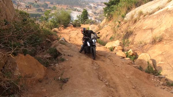 திணறிய கேடிஎம்... அசால்ட் செய்த ஹீரோ... எப்பவுமே நம்ம ஹீரோ தாங்க பெஸ்ட்... இதோ வீடியோ!