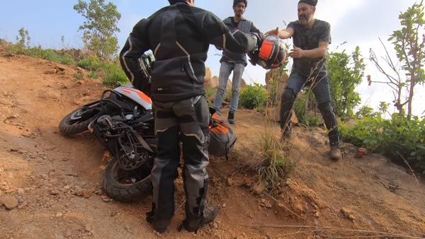 திணறிய கேடிஎம்... அசால்ட் செய்த ஹீரோ... எப்பவுமே நம்ம ஹீரோ தாங்க பெஸ்ட்... இதோ வீடியோ!