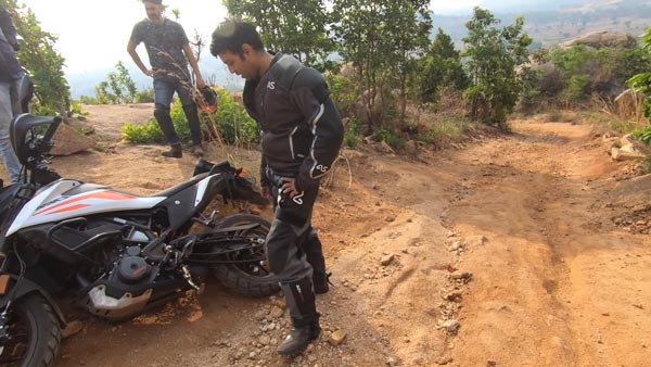 திணறிய கேடிஎம்... அசால்ட் செய்த ஹீரோ... எப்பவுமே நம்ம ஹீரோ தாங்க பெஸ்ட்... இதோ வீடியோ!