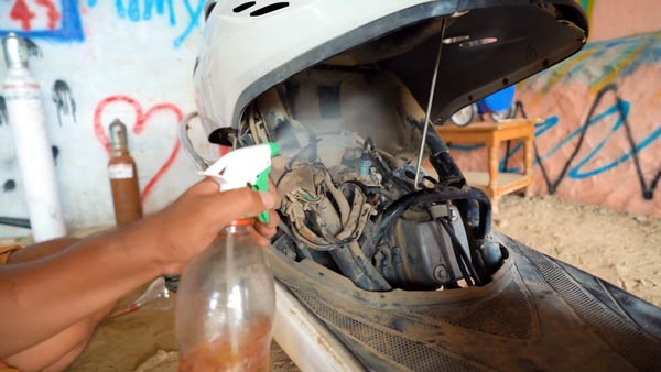 பெட்ரோலுக்கு பதில் பாடி ஸ்பிரே... அடுத்து நடந்ததுதான் ஆச்சரியத்தின் உச்சம்... இதை நீங்க நம்பவே மாட்டீங்க!