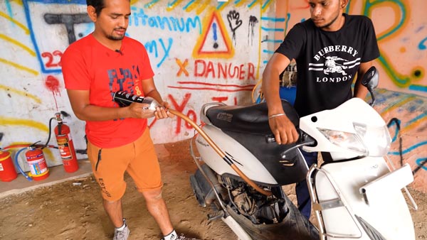 பெட்ரோலுக்கு பதில் பாடி ஸ்பிரே... அடுத்து நடந்ததுதான் ஆச்சரியத்தின் உச்சம்... இதை நீங்க நம்பவே மாட்டீங்க!