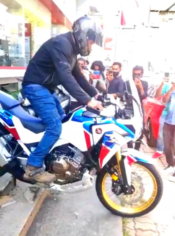 தலைகால் புரியாமல் ஆட்டம் போட்ட இளைஞர்... 16 லட்ச ரூபாய் பைக்கை வாங்கிய அடுத்த நொடியே நடந்த சம்பவம்