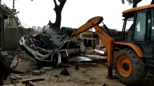 விலையுயர்ந்த கார்களை ஜேசிபி கொண்டு நொறுக்கிய போலீஸ்... இது யாரோட காருனு தெரியுமா? 