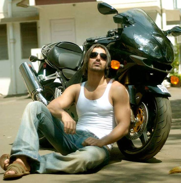 தலை சுற்ற வைக்கும் நடிகர் ஜான் ஆபிரகாமின் பைக் கலெக்சன்... ஒரு மனுஷன் கிட்ட இவ்ளோ பைக்கா..?