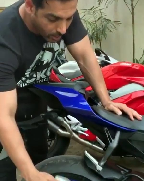 தலை சுற்ற வைக்கும் நடிகர் ஜான் ஆபிரகாமின் பைக் கலெக்சன்... ஒரு மனுஷன் கிட்ட இவ்ளோ பைக்கா..?