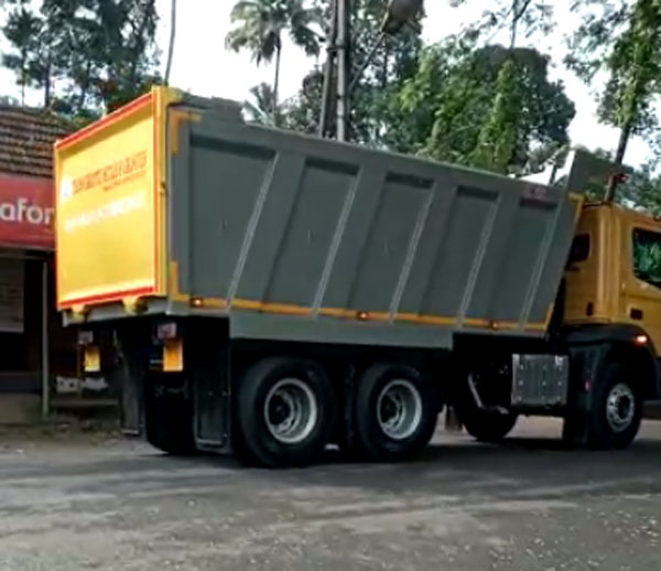 ஓவரா ஆட்டம் போட்ட தொழிலதிபர்! 8 லாரிகள் உட்பட பென்ஸ் காரையும் தூக்கிய போலீஸ்... வீடியோவை பார்த்து சிரிக்கும் மக்கள்!