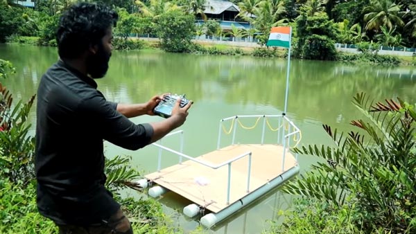 பியூசி பழுப்பால் உருவான ரிமோட் கன்ட்ரோல் படகு... ஒட்டுமொத்த இந்தியாவையும் மெர்சலாக்கிய கேரள சேட்டன்கள்!