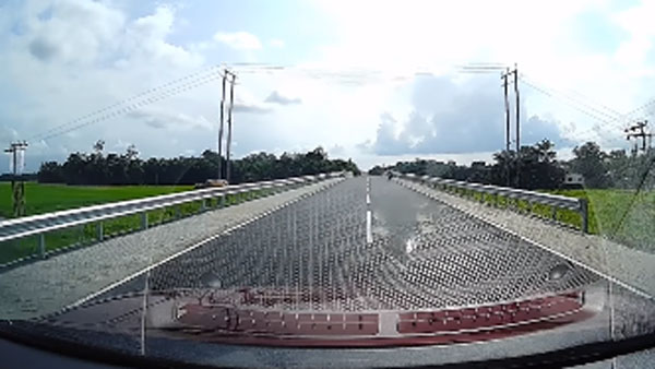 கண்ணிமைக்கும் நேரத்தில் குறுக்கே வந்த கார்... விலையுயர்ந்த காரை நொடிப்பொழுதில் காப்பாற்றிய ஏபிஎஸ்... வீடியோ! கண்ணிமைக்கும் நேரத்தில் குறுக்கே வந்த கார்... விலையுயர்ந்த காரை நொடிப்பொழுதில் காப்பாற்றிய ஏபிஎஸ்... வீடியோ!