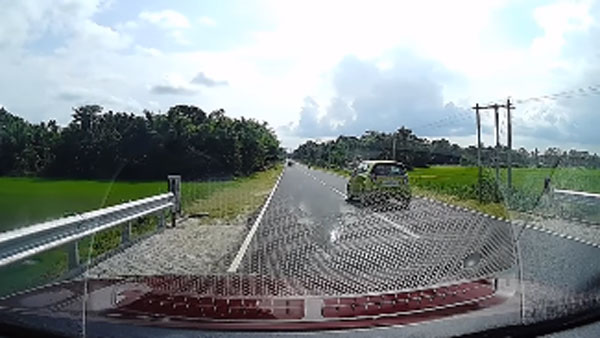 கண்ணிமைக்கும் நேரத்தில் குறுக்கே வந்த கார்... விலையுயர்ந்த காரை நொடிப்பொழுதில் காப்பாற்றிய ஏபிஎஸ்... வீடியோ! கண்ணிமைக்கும் நேரத்தில் குறுக்கே வந்த கார்... விலையுயர்ந்த காரை நொடிப்பொழுதில் காப்பாற்றிய ஏபிஎஸ்... வீடியோ!