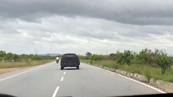 செல்டோஸ் ரசிகர்களை கவர தயாராகும் கியா சொனெட்... வழக்கமான ஆரஞ்ச் நிறத்தில் சோதனை ஓட்டம்...