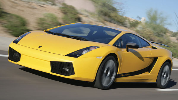 பெயிண்டிங் கடையில் இருந்த கோடி ரூபாய் விலையுள்ள காரை தூக்கிய போலீஸ்... காரணத்தை கேட்டு மிரண்டுபோன கடைக்காரர்!