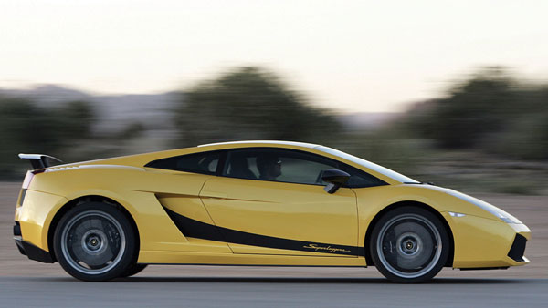 பெயிண்டிங் கடையில் இருந்த கோடி ரூபாய் விலையுள்ள காரை தூக்கிய போலீஸ்... காரணத்தை கேட்டு மிரண்டுபோன கடைக்காரர்!