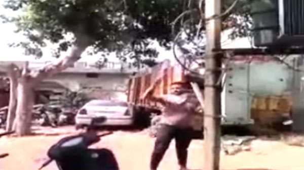 கடமையை செய்த காவலர்! பதிலுக்கு ரிவென்ஜ் எடுத்த லைன்மேன்! என்னனு தெரிஞ்சா வயிறு வலிக்க-வலிக்க சிரிப்பீங்க!