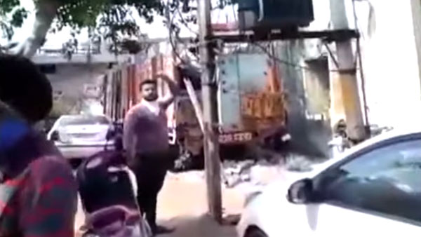 கடமையை செய்த காவலர்! பதிலுக்கு ரிவென்ஜ் எடுத்த லைன்மேன்! என்னனு தெரிஞ்சா வயிறு வலிக்க-வலிக்க சிரிப்பீங்க!