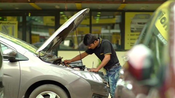 யூஸ்டு கார்களை விற்க ஒரே நாளில் 34 ஷோரூம்கள் திறப்பு... புதிய சாதனை படைத்த மஹிந்திரா...