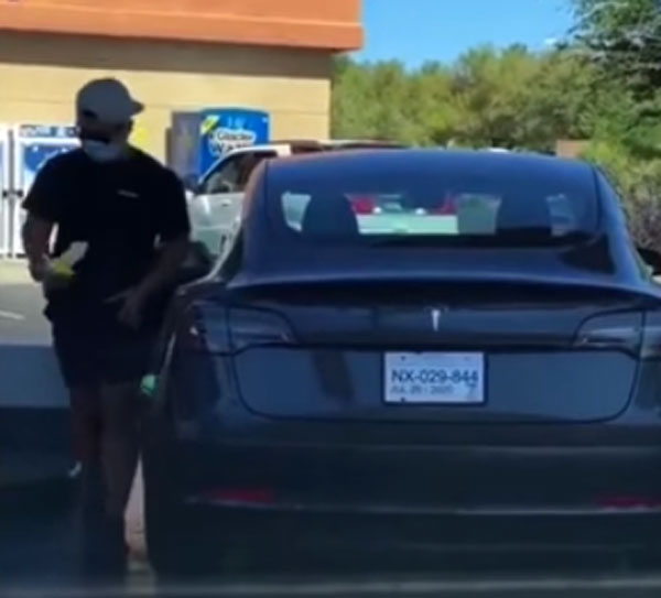 எரிபொருள் நிலையத்தில் ஓட்டுனர் செய்த நகைச்சுவை... காணொளியை பார்த்து வயிறு வலிக்க சிரிக்கும் மக்கள்...