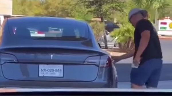 எரிபொருள் நிலையத்தில் ஓட்டுனர் செய்த நகைச்சுவை... காணொளியை பார்த்து வயிறு வலிக்க சிரிக்கும் மக்கள்...