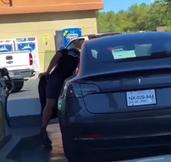 எரிபொருள் நிலையத்தில் ஓட்டுனர் செய்த நகைச்சுவை... காணொளியை பார்த்து வயிறு வலிக்க சிரிக்கும் மக்கள்...