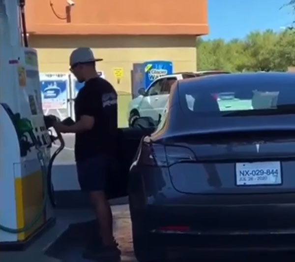 எரிபொருள் நிலையத்தில் ஓட்டுனர் செய்த நகைச்சுவை... காணொளியை பார்த்து வயிறு வலிக்க சிரிக்கும் மக்கள்...