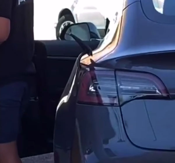 எரிபொருள் நிலையத்தில் ஓட்டுனர் செய்த நகைச்சுவை... காணொளியை பார்த்து வயிறு வலிக்க சிரிக்கும் மக்கள்...