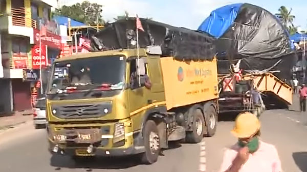 மஹாராஷ்டிராவில் இருந்து கேரளா வர ஒரு வருஷம் ஆச்சு... இந்த லாரியில் அப்படி என்ன இருக்குனு தெரியுமா?