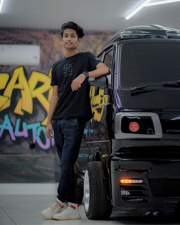 விதிமீறலின் முழு உருவமாக மாறிய மாருதி ஆம்னி... ஆனாலும் இந்த கருப்பு ராட்சசன ரசிக்காம இருக்க முடியல!!!