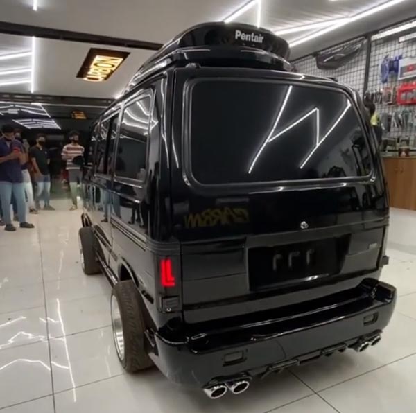 விதிமீறலின் முழு உருவமாக மாறிய மாருதி ஆம்னி... ஆனாலும் இந்த கருப்பு ராட்சசன ரசிக்காம இருக்க முடியல!!!